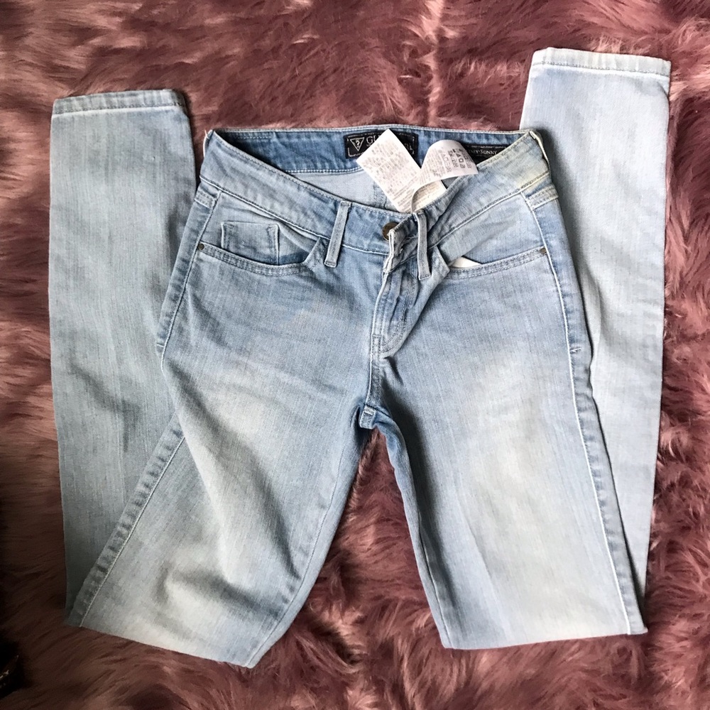 Slim fit - ends around ankle